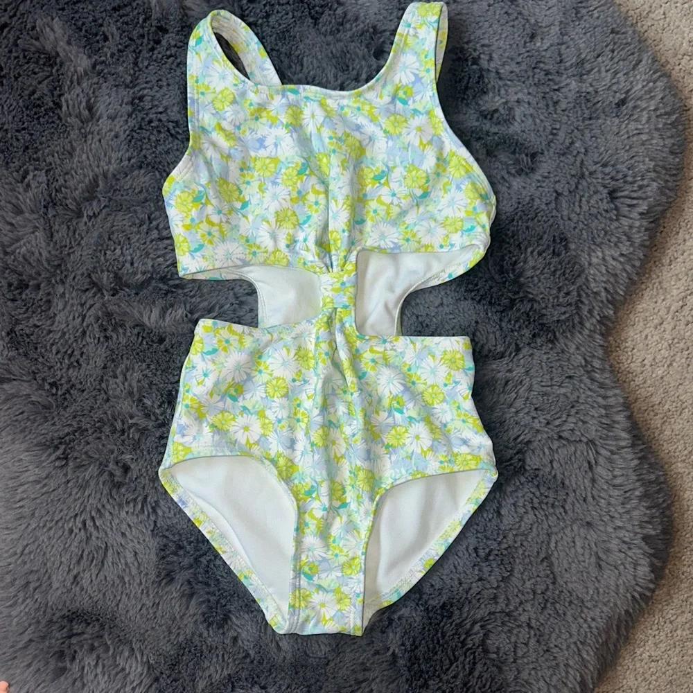 Girls Swimsuit Lot.  4 one-piece swimsuits.  Size 6X / 6/7. - Picture 2 of 9